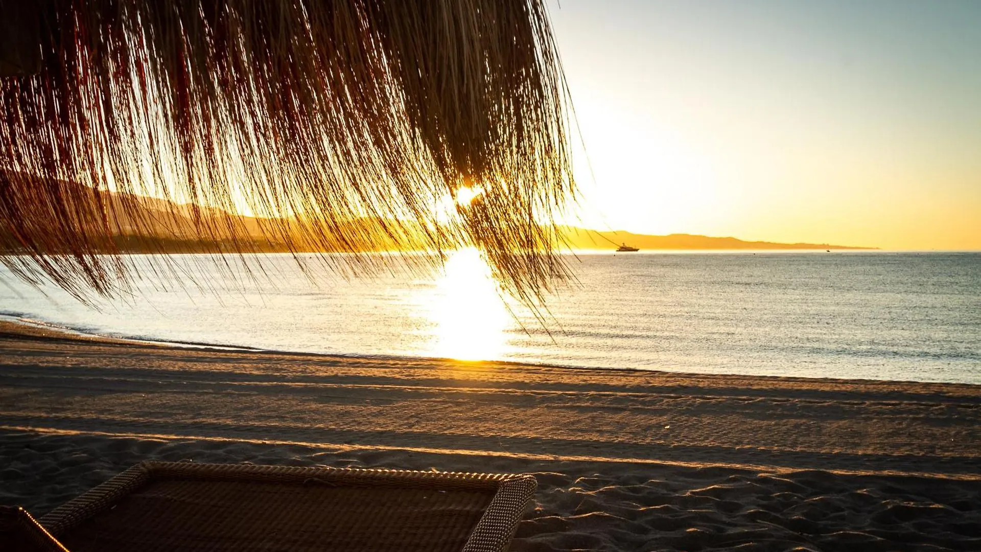 Marbella Banus Suites - Puerto Banus Marina Harbour Seafront Apartment