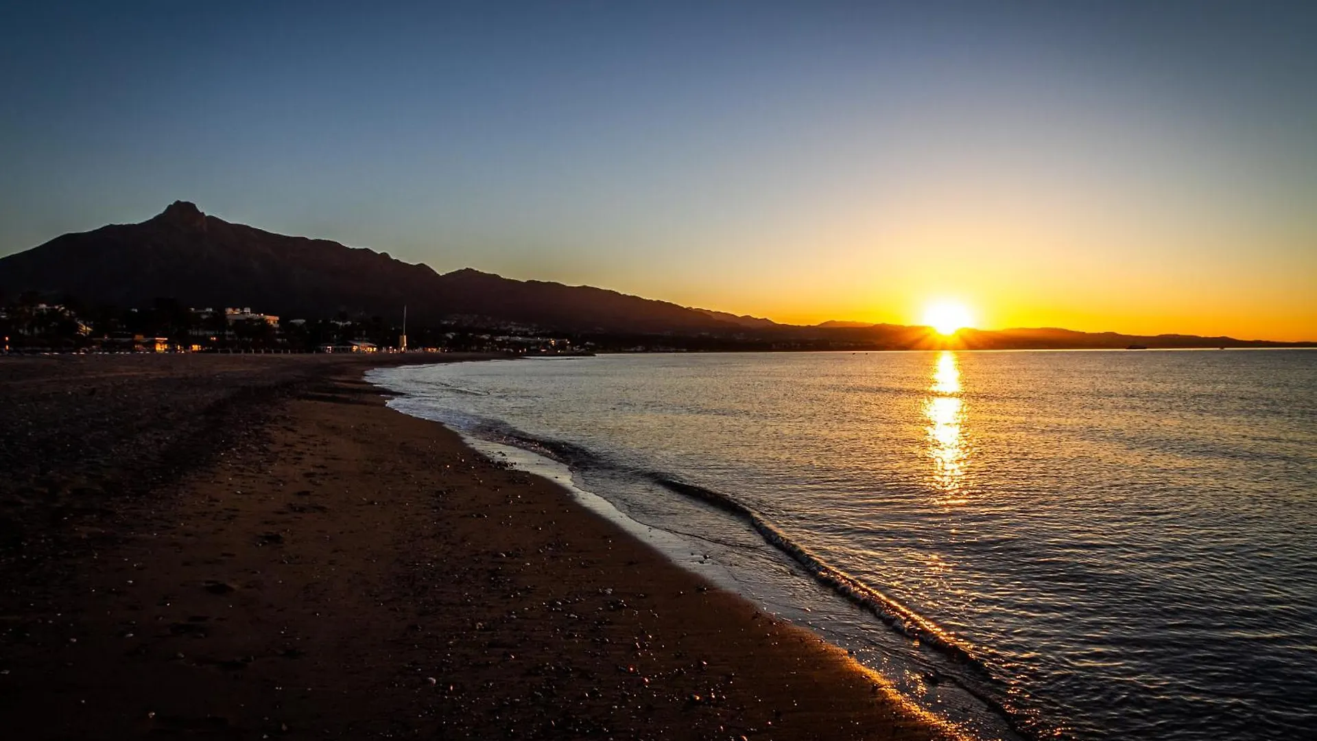 Marbella Banus Suites - Puerto Banus Marina Harbour Seafront Apartment