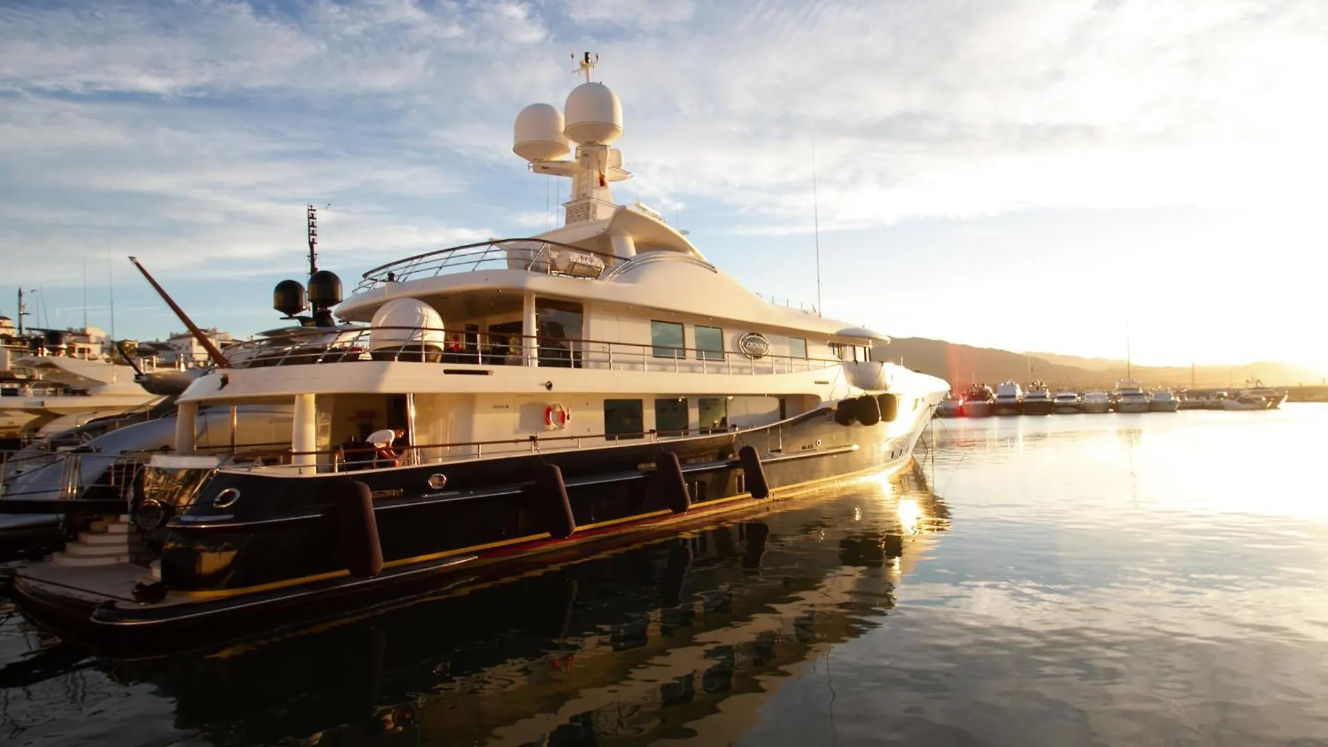 Marbella Banus Suites - Puerto Banus Marina Harbour Seafront Apartment