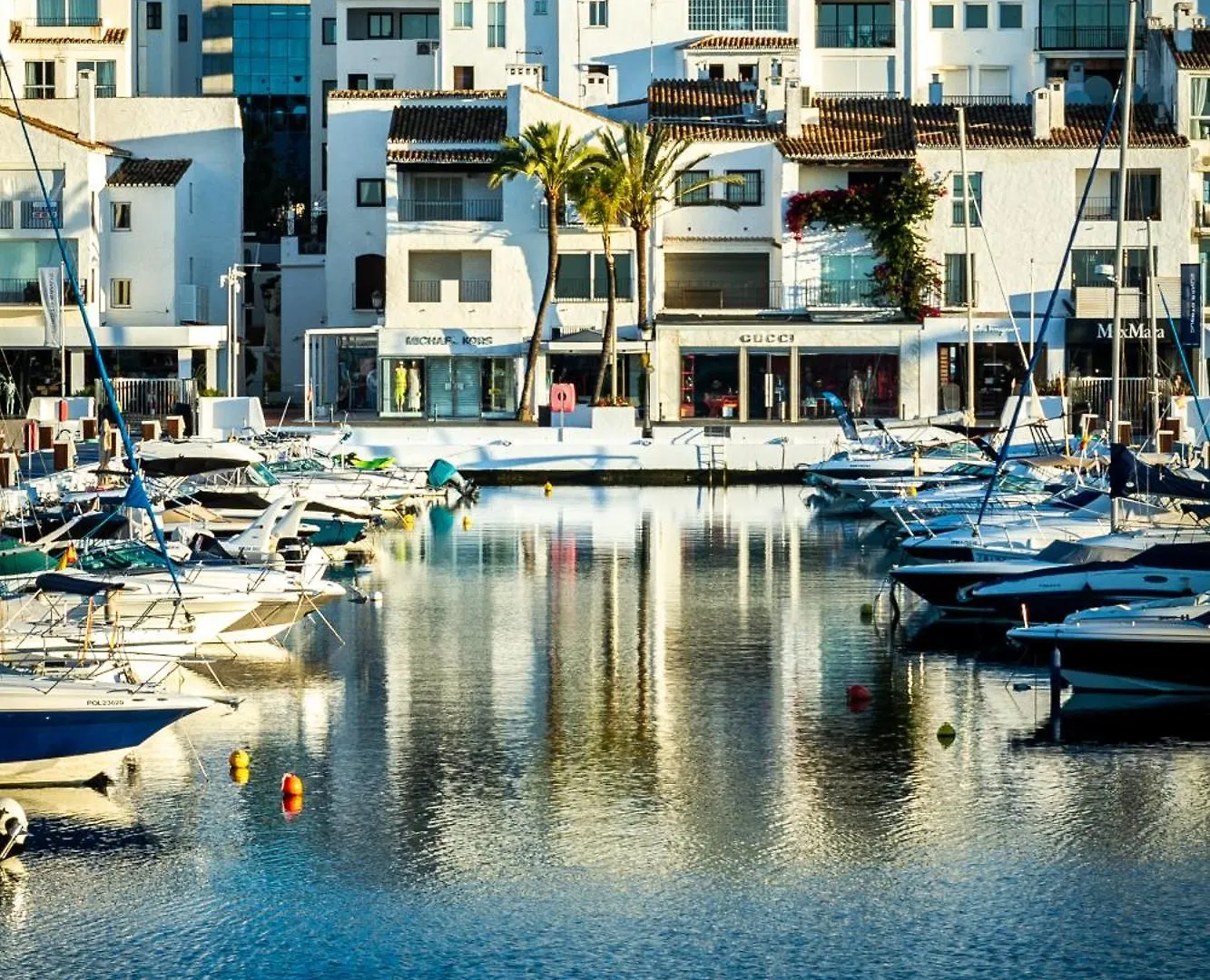 Marbella Banus Suites - Puerto Banus Marina Harbour Seafront Apartment