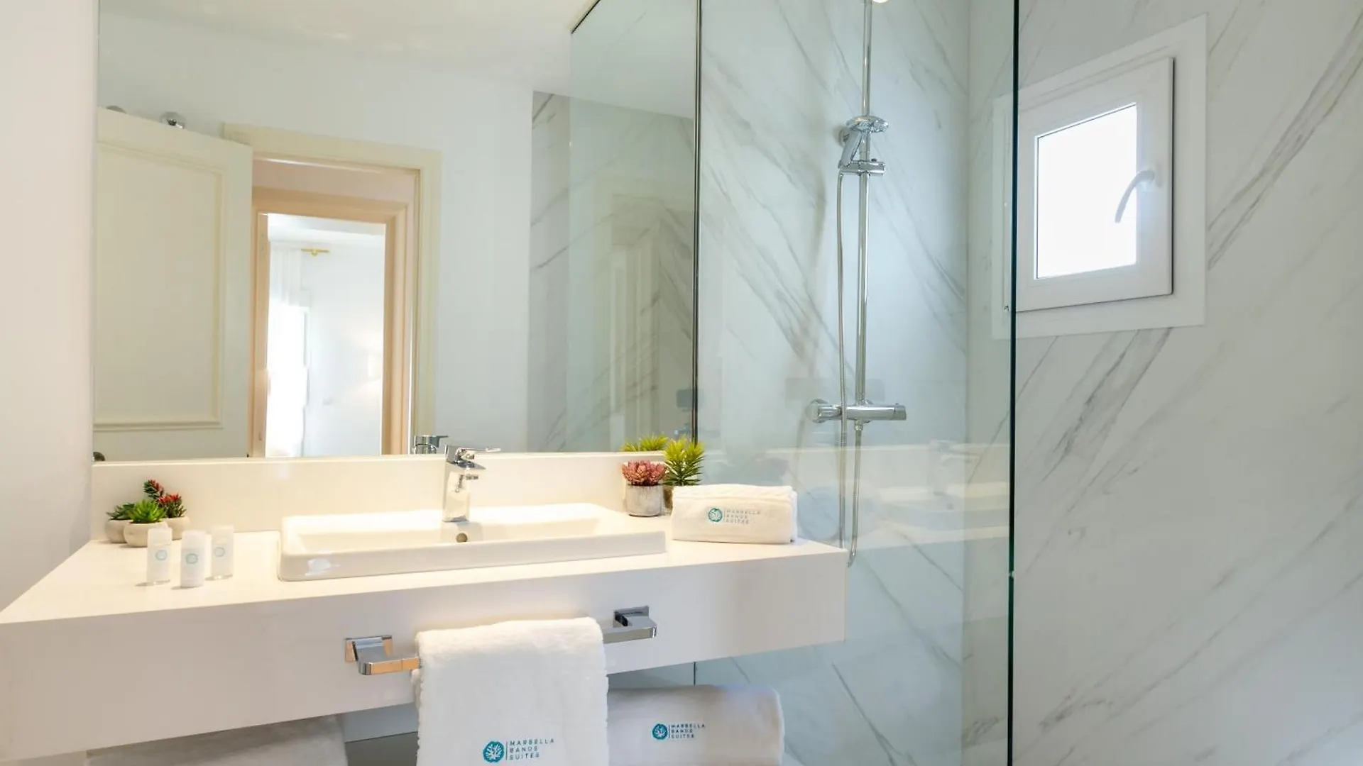 Marbella Banus Suites - Puerto Banus Marina Harbour Seafront Apartment