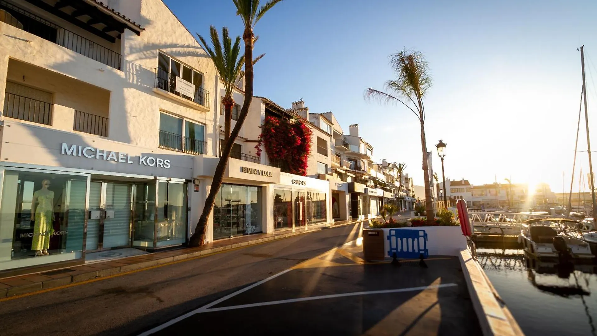 Marbella Banus Suites - Puerto Banus Marina Harbour Seafront Apartment