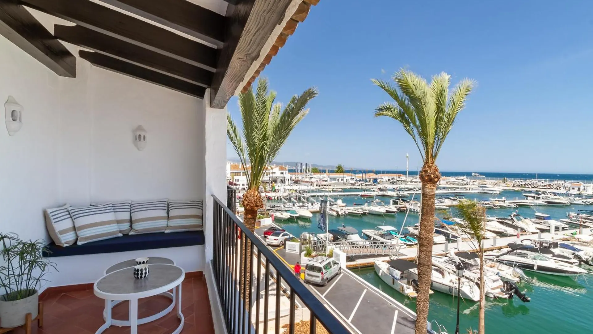 Marbella Banus Suites - Puerto Banus Marina Harbour Seafront Apartment Spain