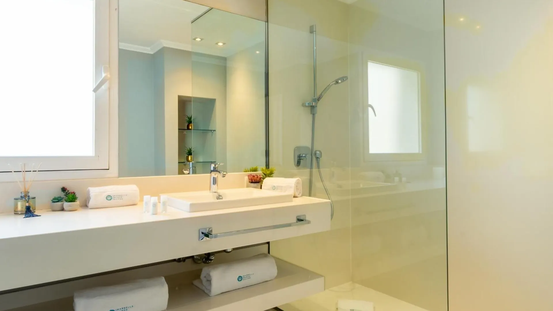 Marbella Banus Suites - Puerto Banus Marina Harbour Seafront Apartment