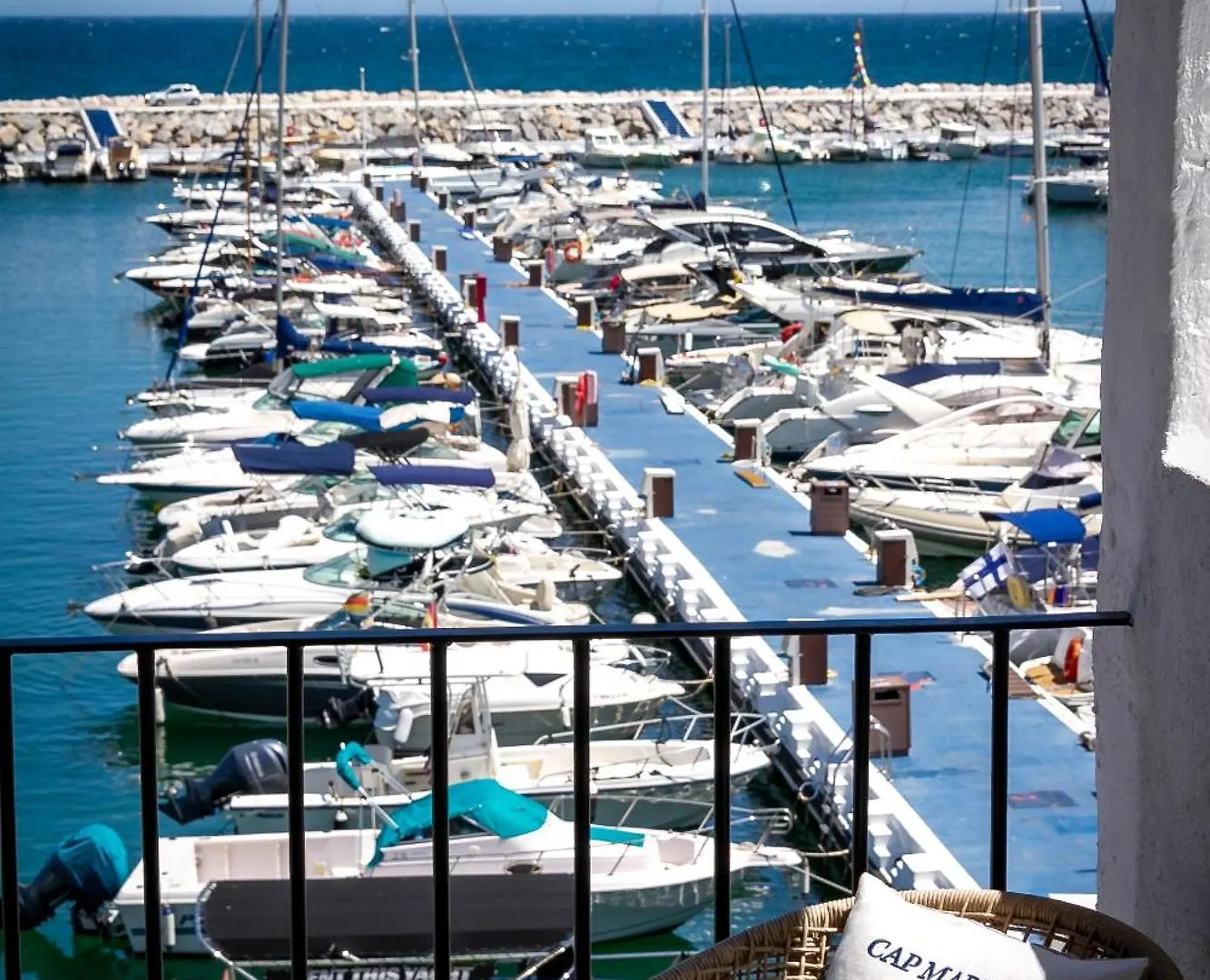 Marbella Banus Suites - Puerto Banus Marina Harbour Seafront Apartment Spain