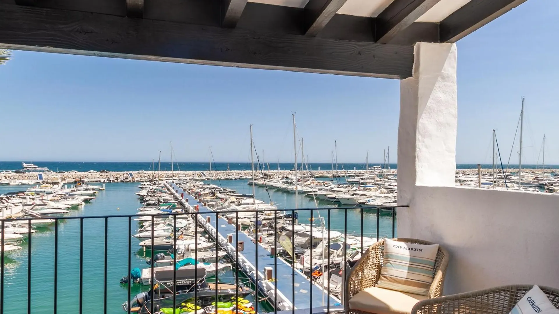 Marbella Banus Suites - Puerto Banus Marina Harbour Seafront Apartment