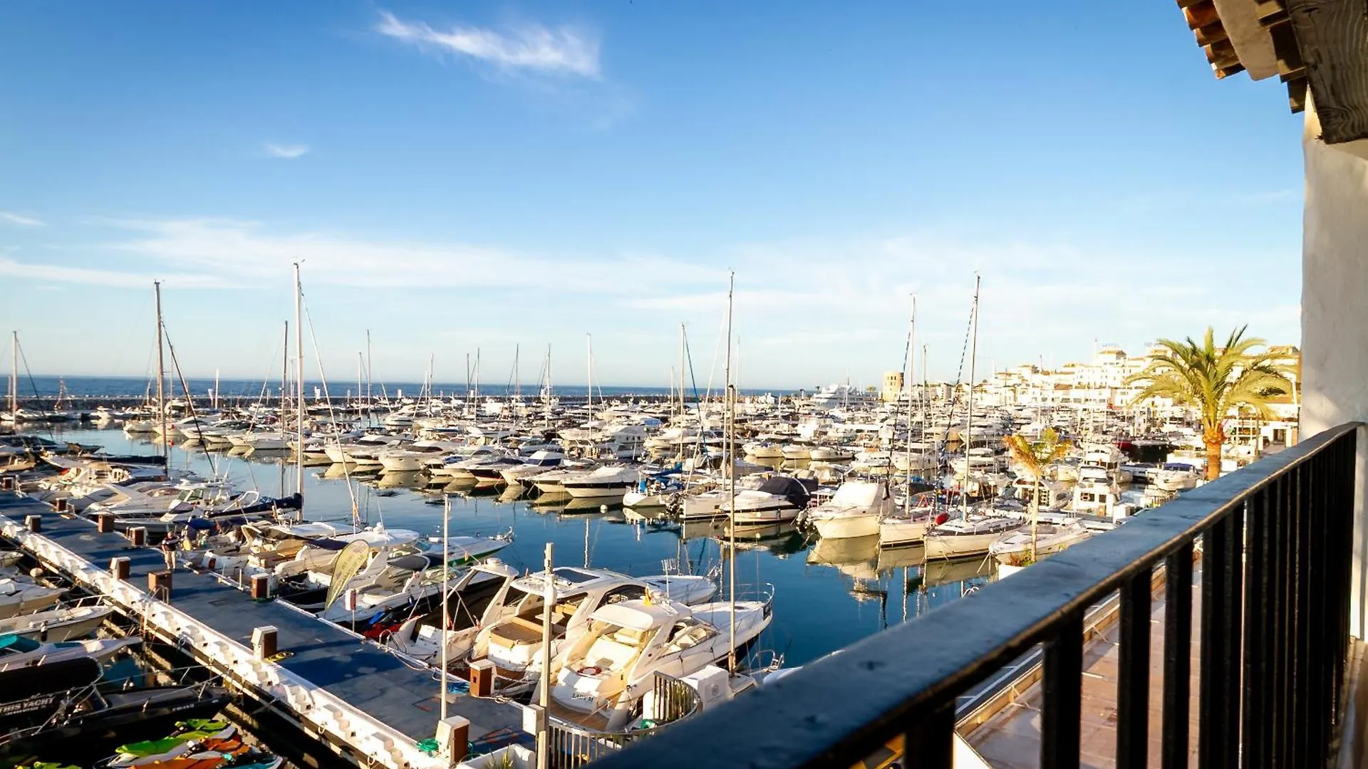 Marbella Banus Suites - Puerto Banus Marina Harbour Seafront Apartment Spain