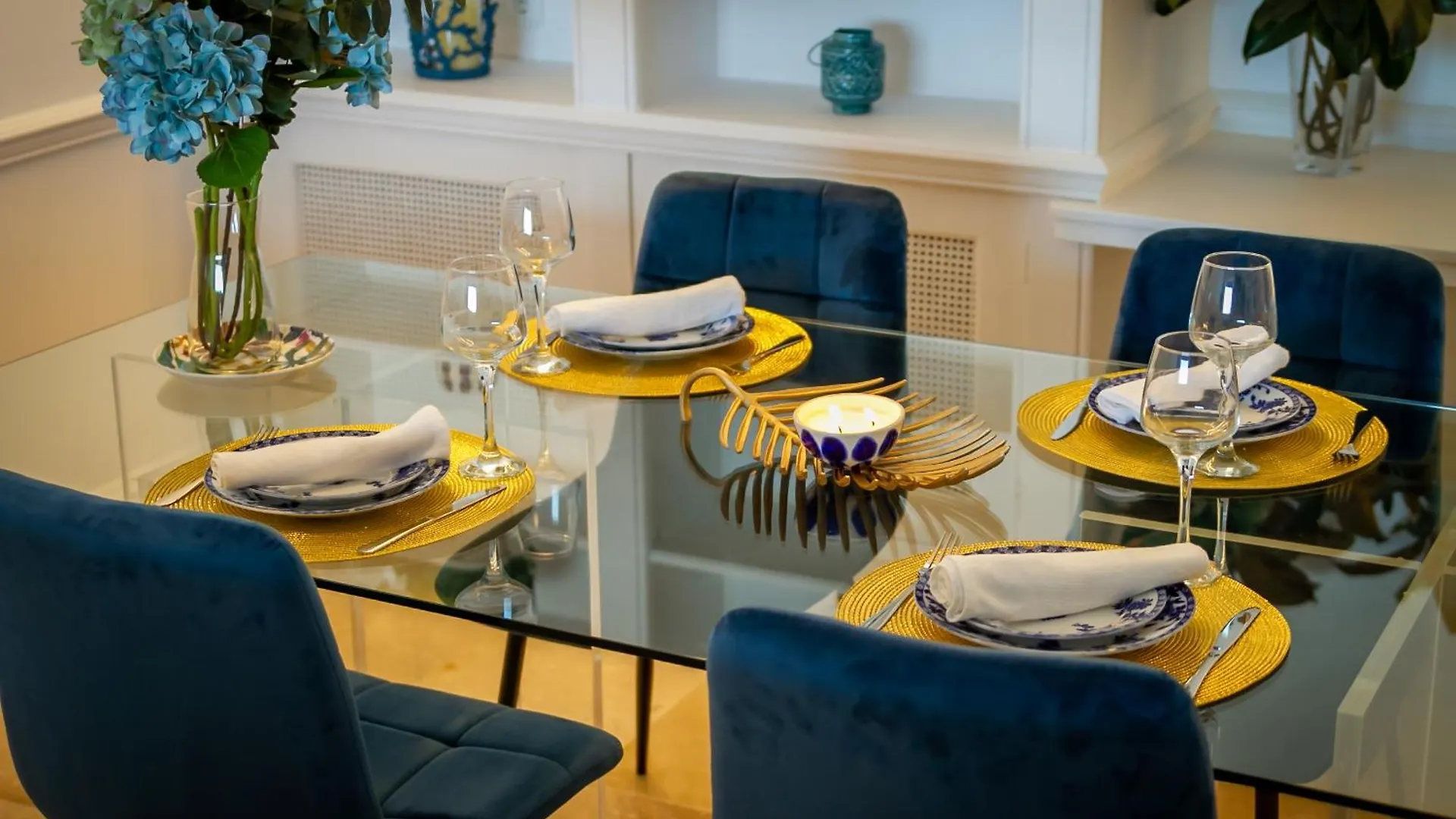 Marbella Banus Suites - Puerto Banus Marina Harbour Seafront Apartment