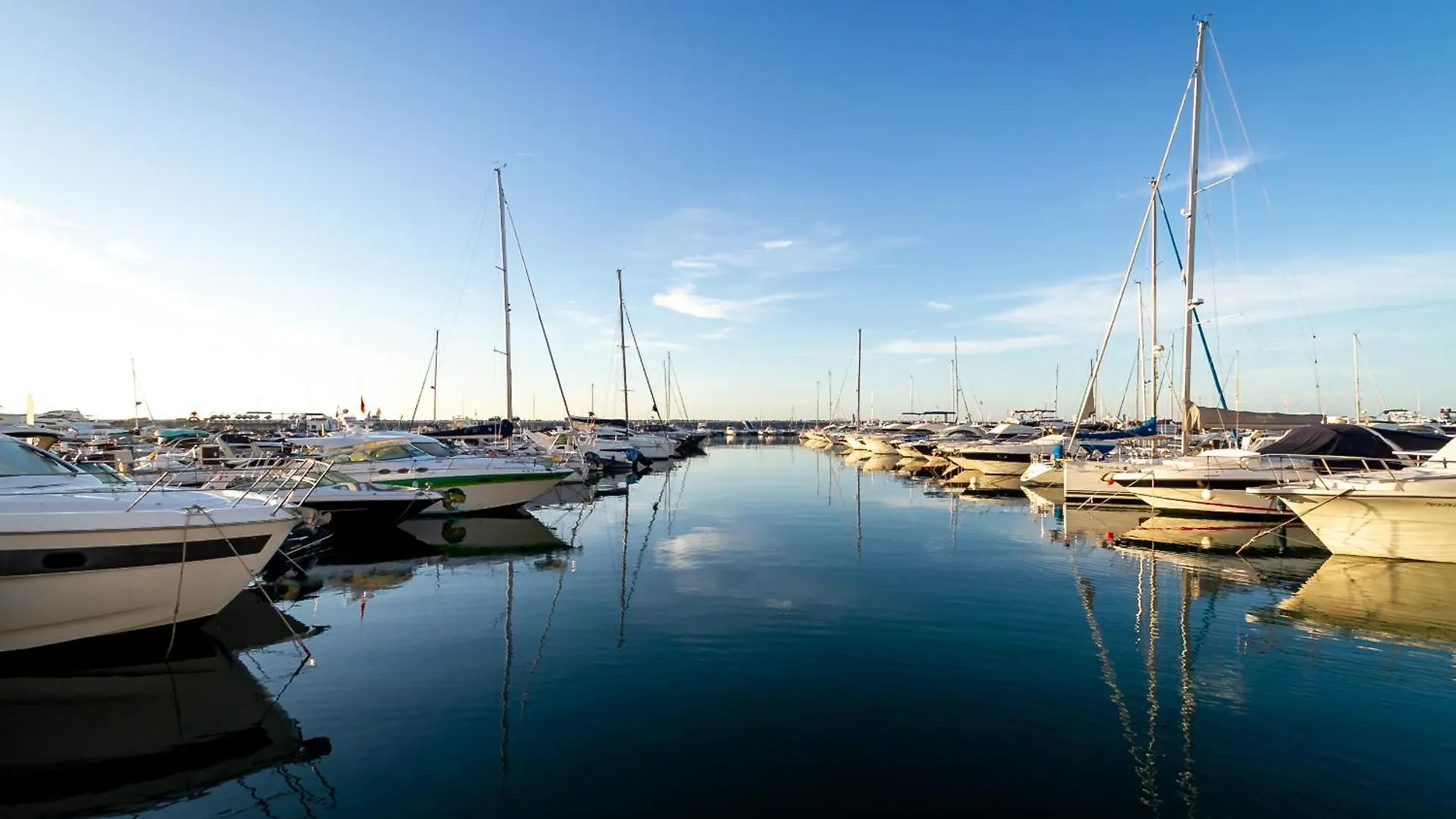 Marbella Banus Suites - Puerto Banus Marina Harbour Seafront Apartment