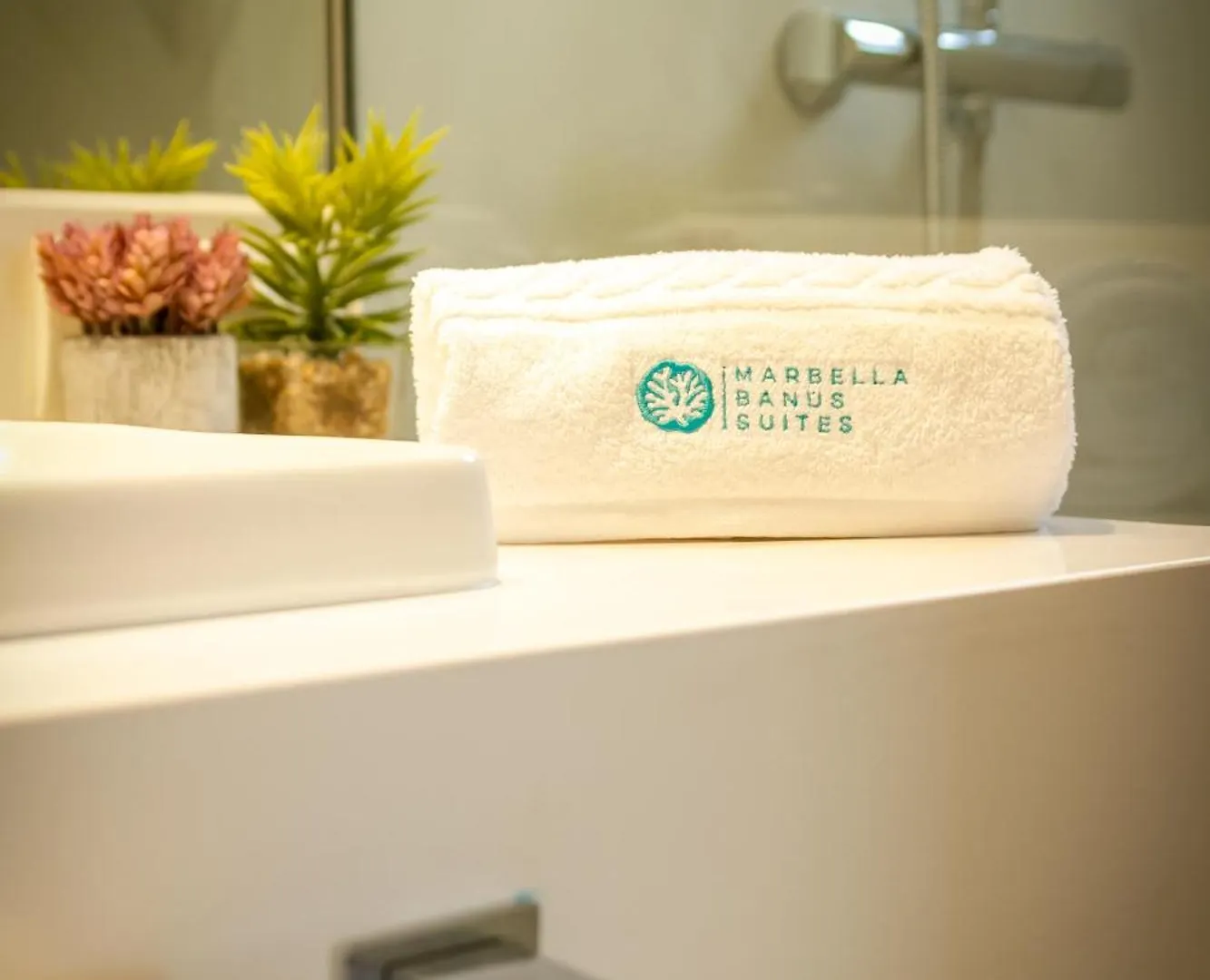 Marbella Banus Suites - Puerto Banus Marina Harbour Seafront Apartment Spain