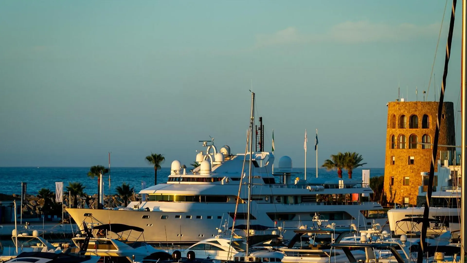 Marbella Banus Suites - Puerto Banus Marina Harbour Seafront Apartment Spain